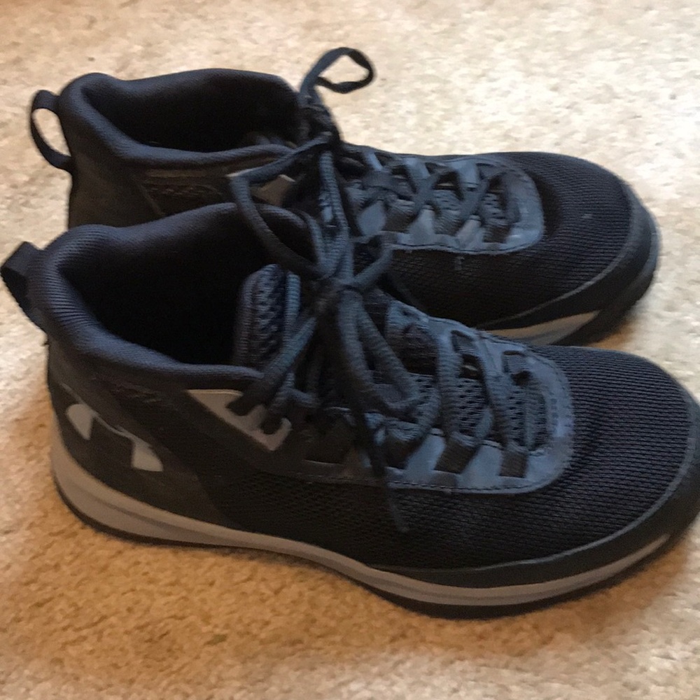 Boys Under Armour size 3 basketball sneakers